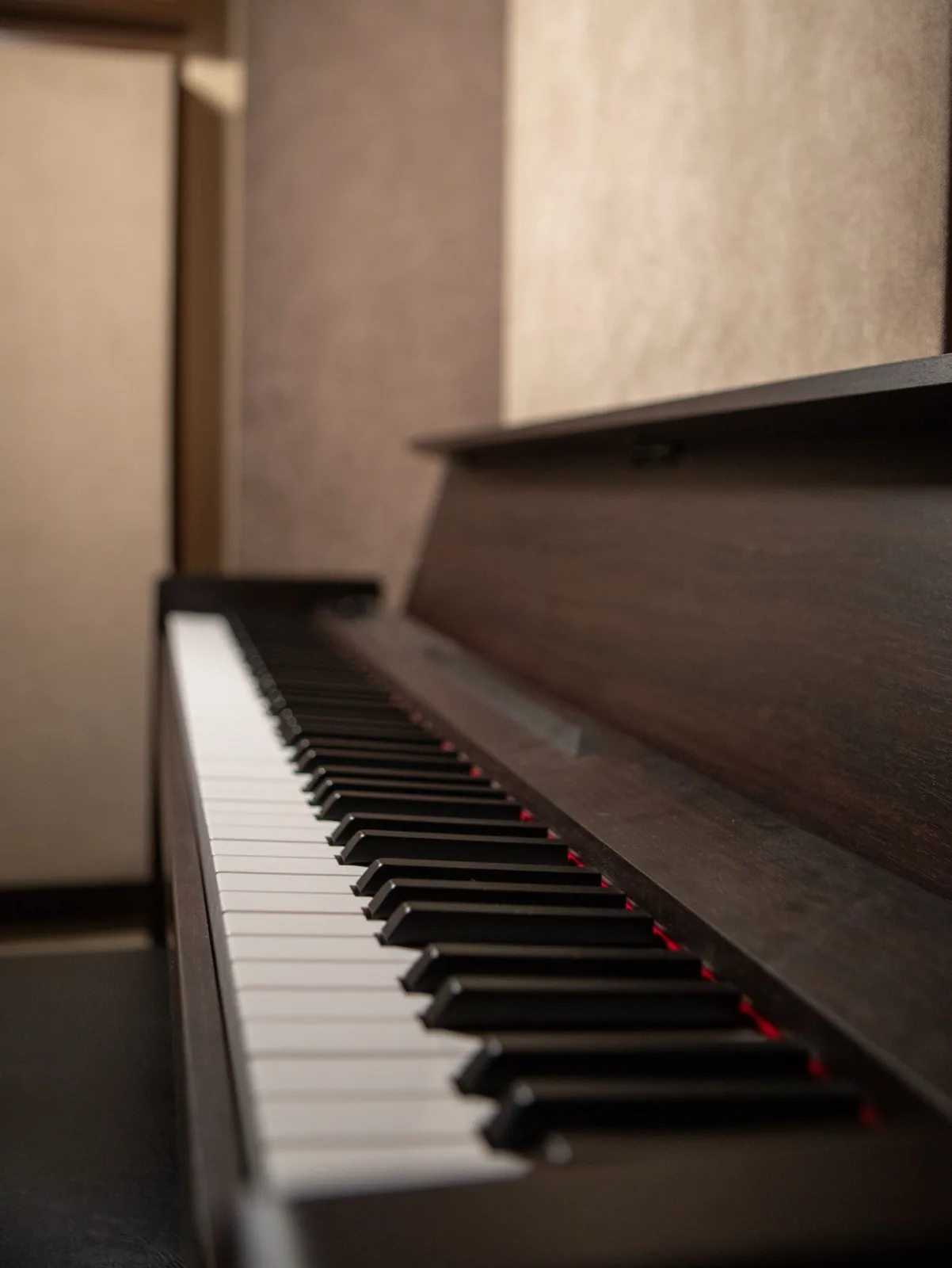Klavijatura pianina u sobi za snimanje Oktava, detalj