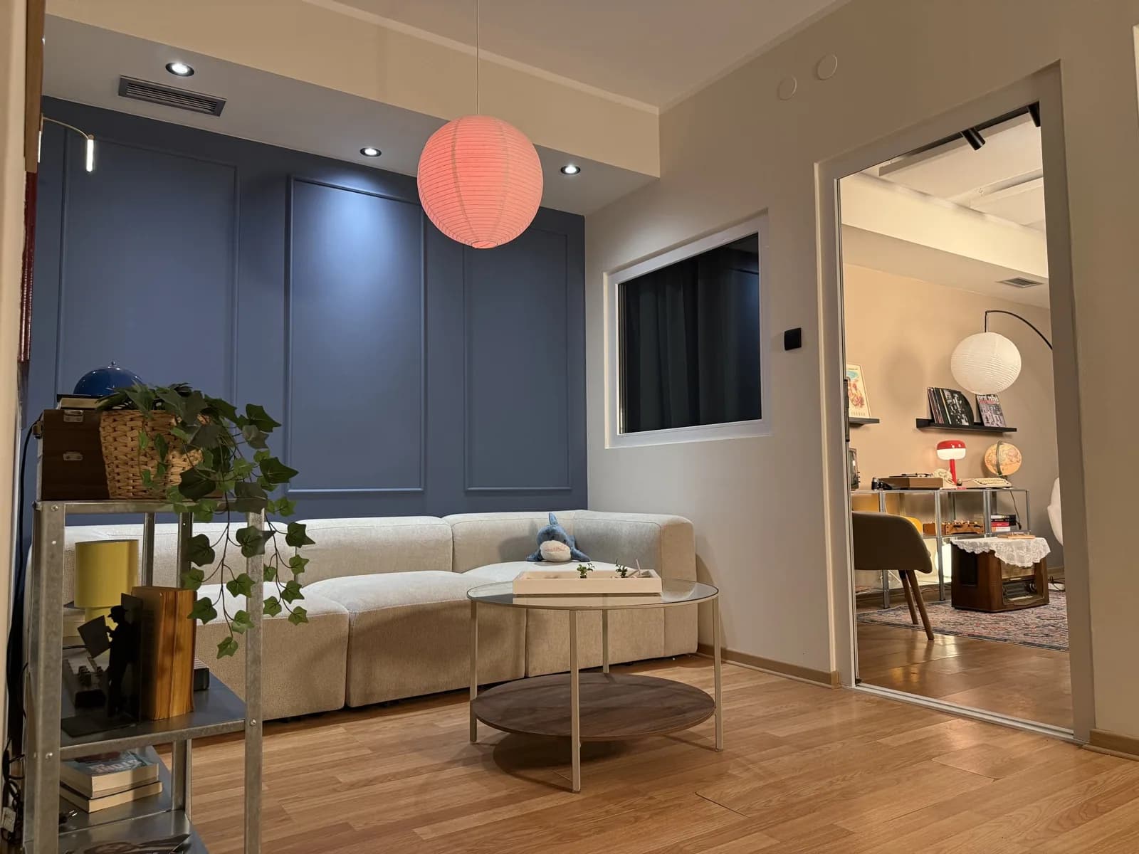 Lounge Oktava sa plavim zidom i ogledalom