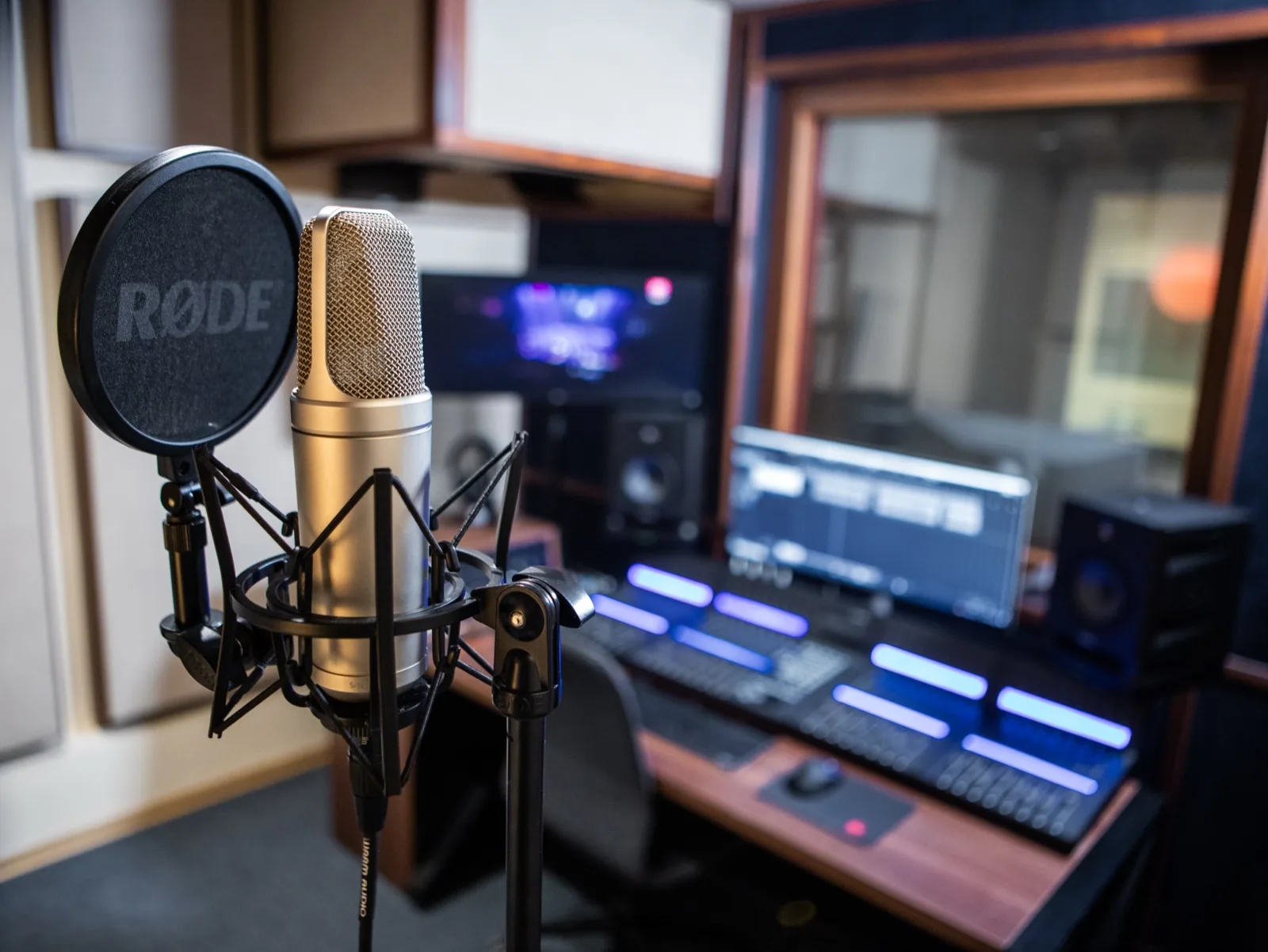 RØDE kondenzatorski mikrofon sa pop filterom ispred miksete u studiju Oktava