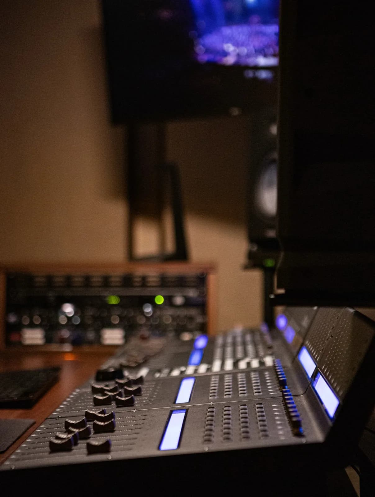 Detalj analognih mikrofonskih predpojačala u studiju Oktava